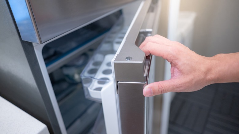 hand opening freezer door