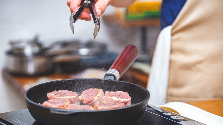 cook with tongs 