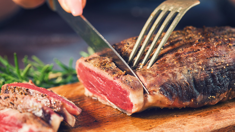 slicing cooked steak