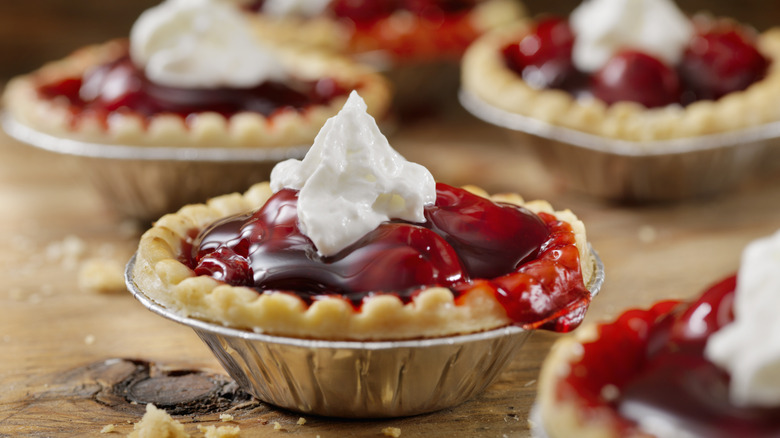 miniature pies with canned fruit 