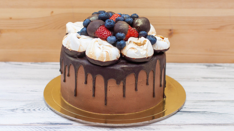 Ganache drip cake with berries