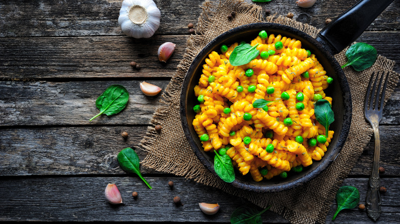 cheesy pasta with peas