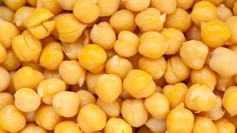 cooked and peeled chickpeas