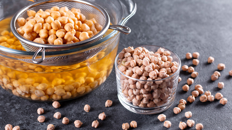 boiled and raw chickpeas