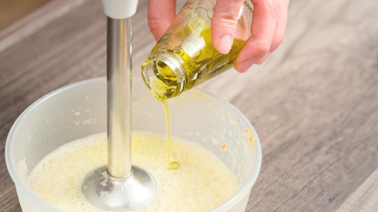 Adding oil to homemade mayonnaise