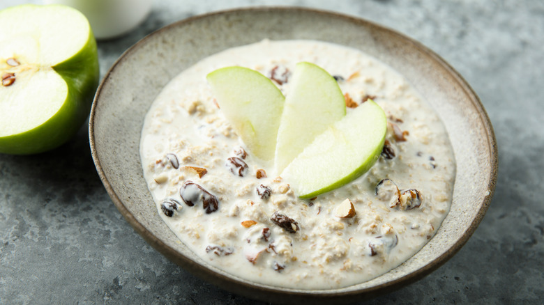 Liquidy overnight oats with toppings