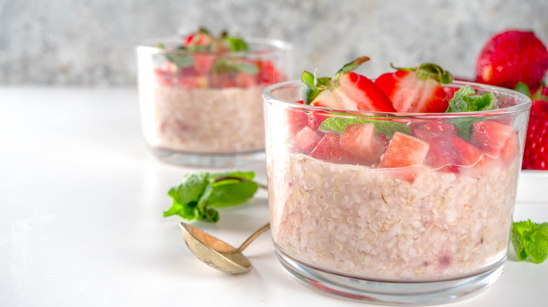 Overnight oats with strawberries