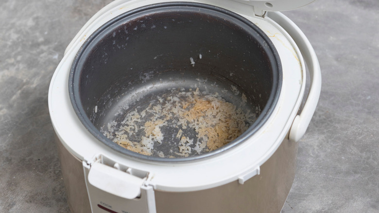 Rice cooker and rice bowl