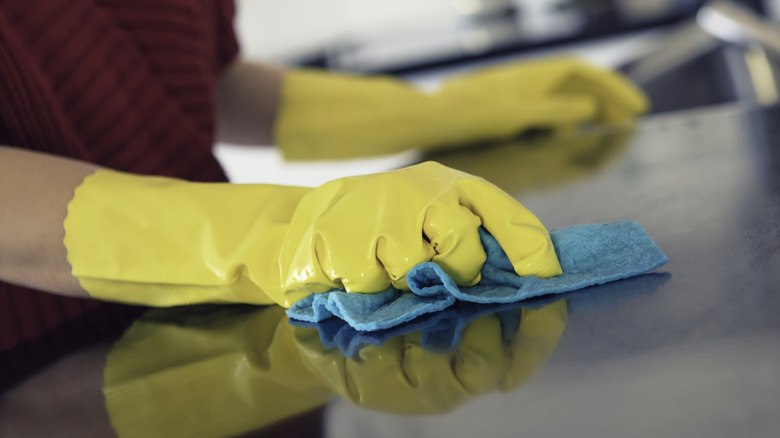 cleaning counter with dishcloth