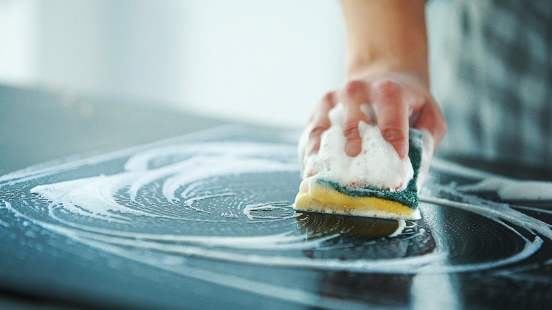 sponge cleaning countertop