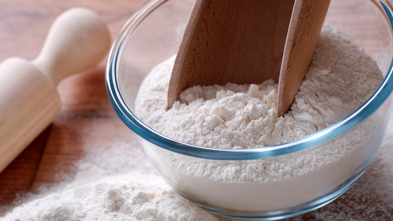 flour in glass bowl