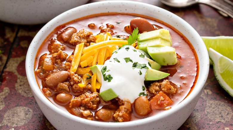 chili con carne with toppings