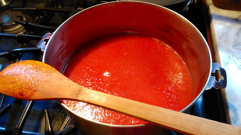 tomato sauce cooking