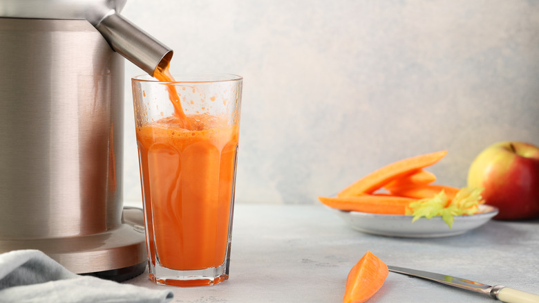 juicing machine pouring juice