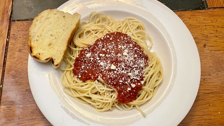 Plated spaghetti with garlic bread