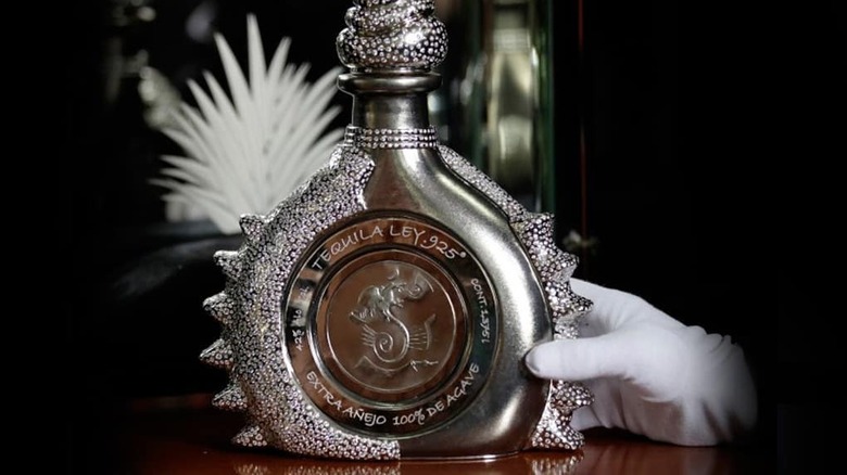 The bottle of Tequila Ley .925 Diamante