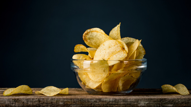 potato chips glass bowl