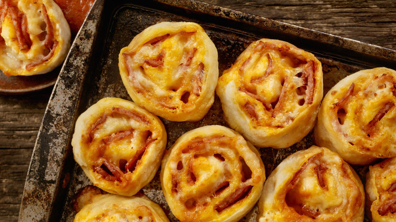 Tray od pepperoni pizza roll-ups