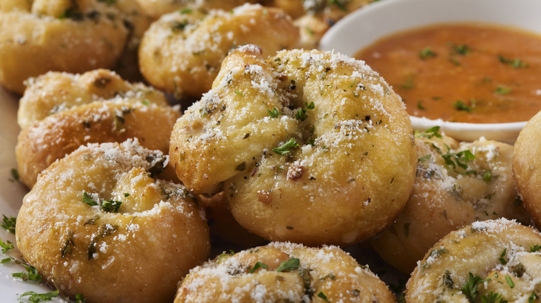 Garlic knots and dipping sauce