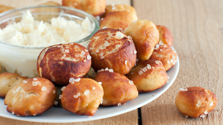 plate of pretzel bites with dip