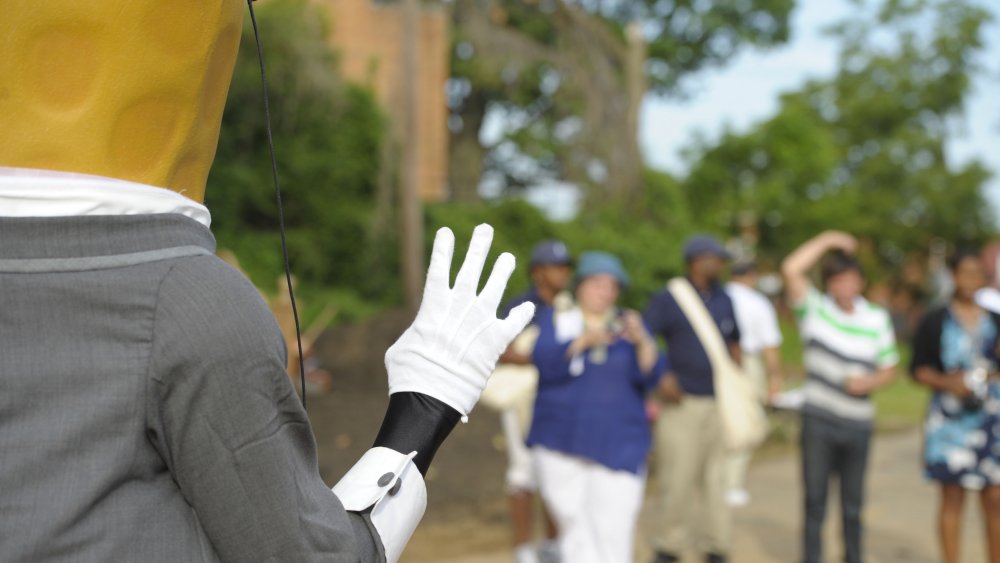 Mr. Peanut waving goodbye