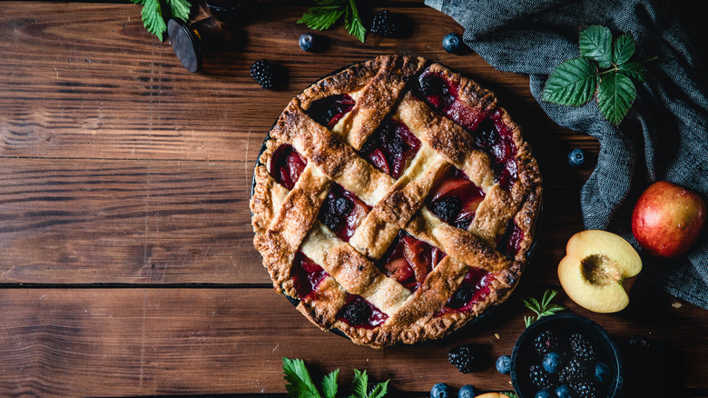 peach and blackberry pie