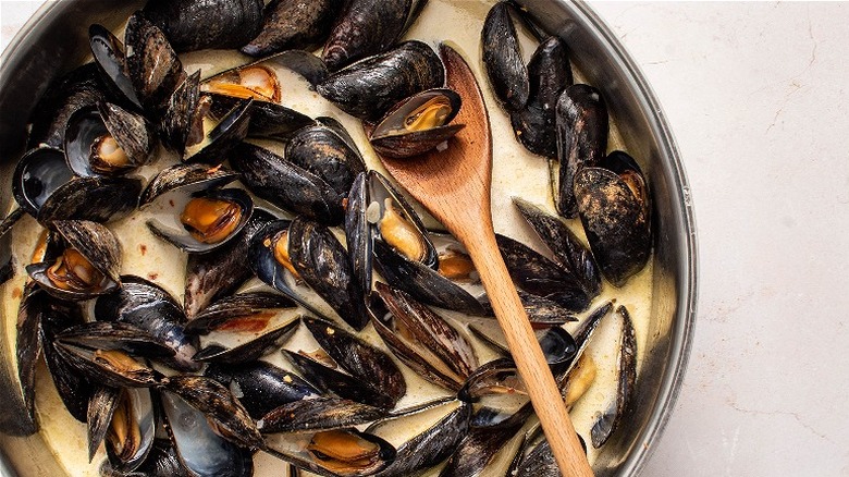 cream and pepper in mussels