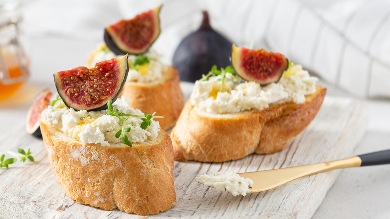 Bread topped with cheese and figs