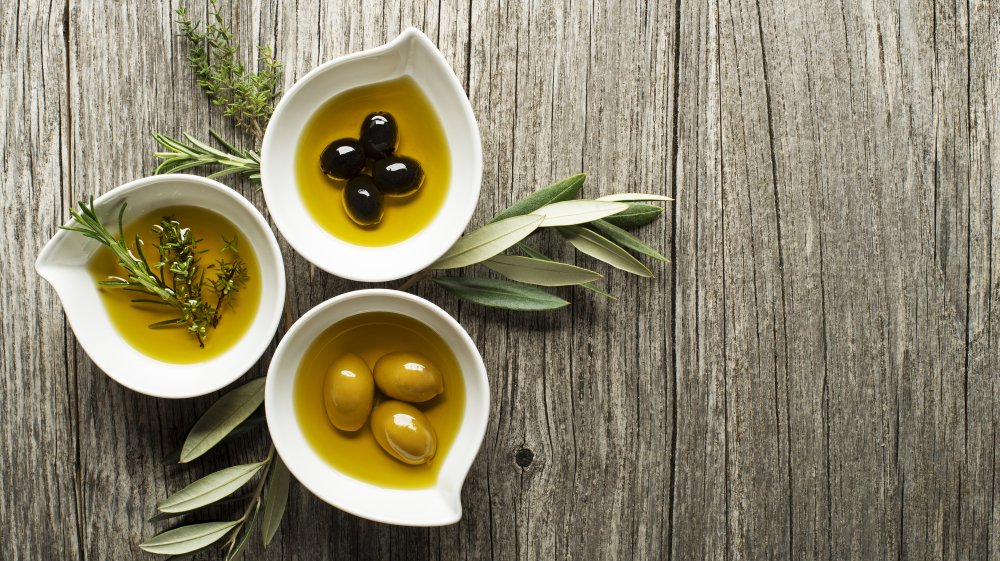 Olive oil pour