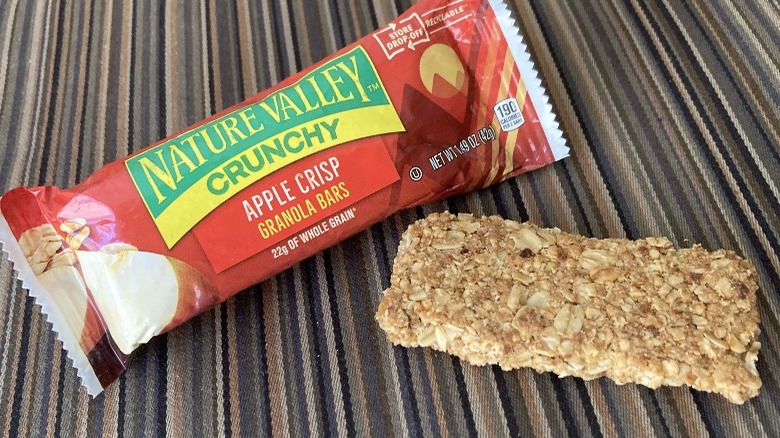 apple flavored granola bar