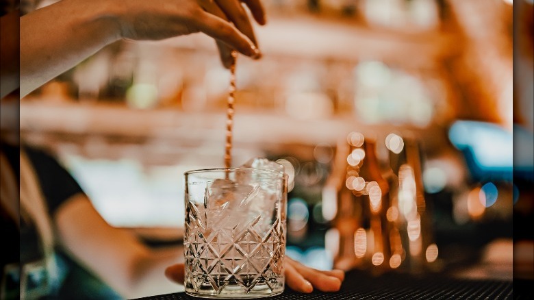 hand making cocktail