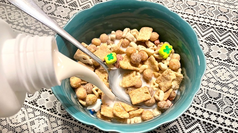 kelce mix cereal with milk