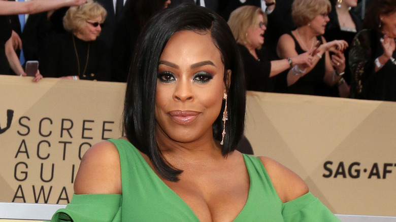 Niecy Nash in a green dress