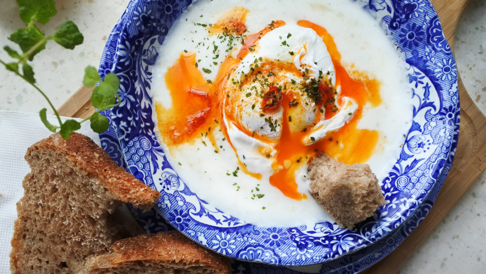 https://www.mashed.com/img/gallery/nigella-lawsons-trick-for-perfect-poached-eggs/nigella-uses-lemon-juice-or-vinegar-in-an-unexpected-way-1617887983.jpg