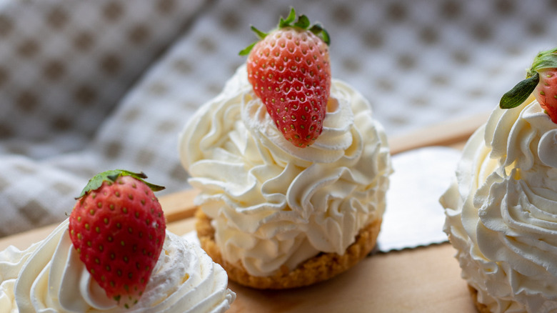 strawberries on no-bake cheese cheesecake cupcakes