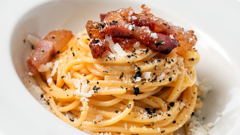 Pasta alla gricia in bowl