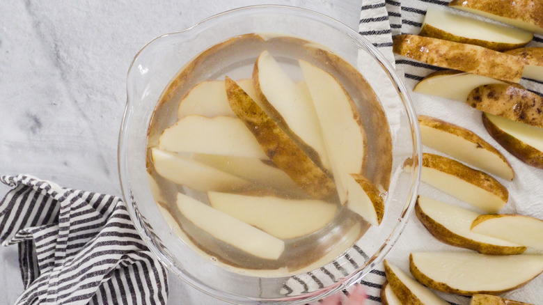 potato wedges soaking in water