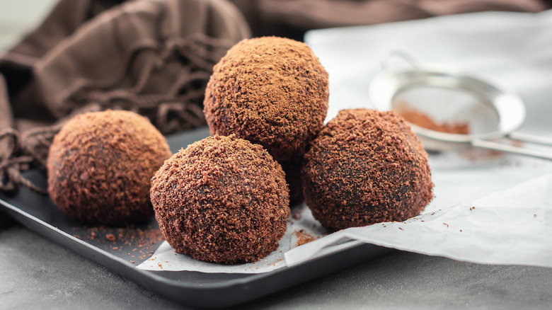 Cake balls with cocoa