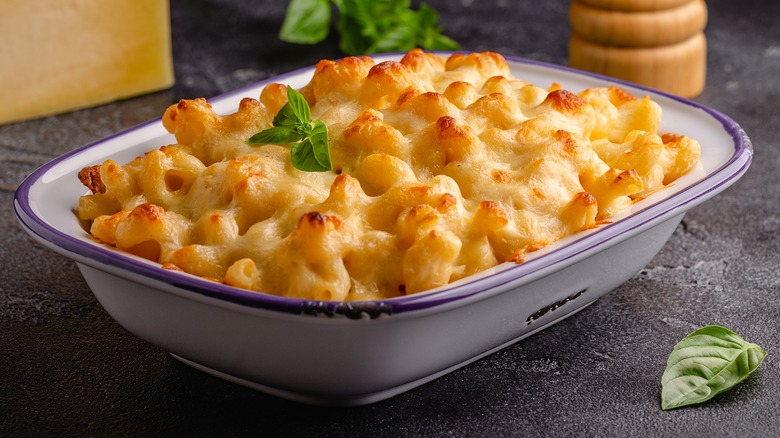 mac and cheese dish