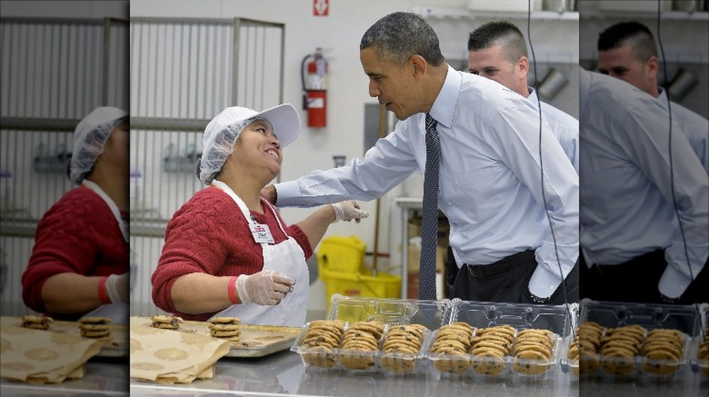 Obama talking to a Costco bakery worker