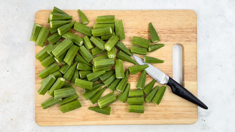 chopped okra on chopping board