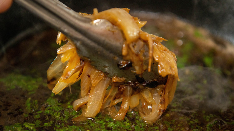 Deglazing the pan for old-fashioned liver and onions