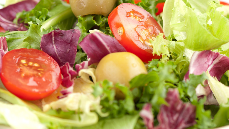 Salad texture with tomatoes