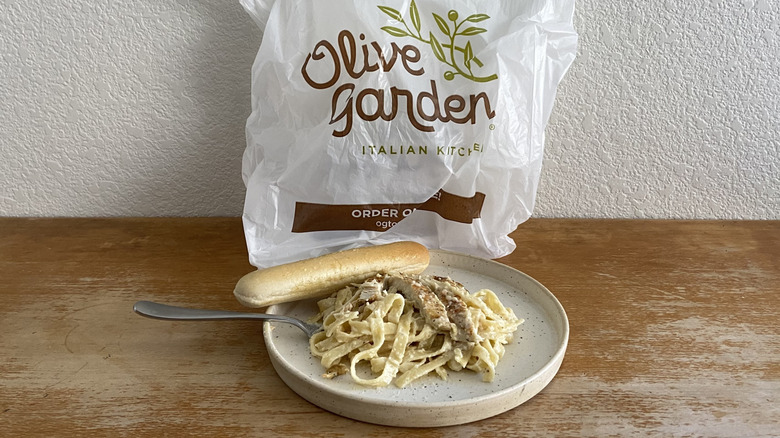 plated Olive Garden chicken Alfredo with a breadstick