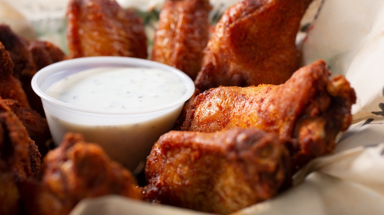 spicy chicken wings with dip