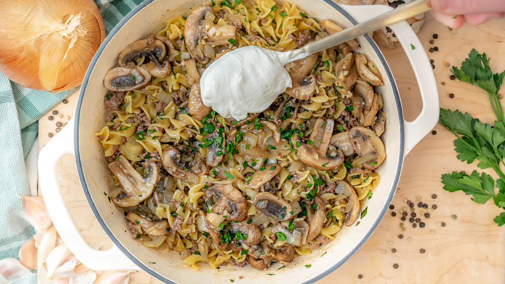 adding sour cream to one-pot ground beef stroganoff