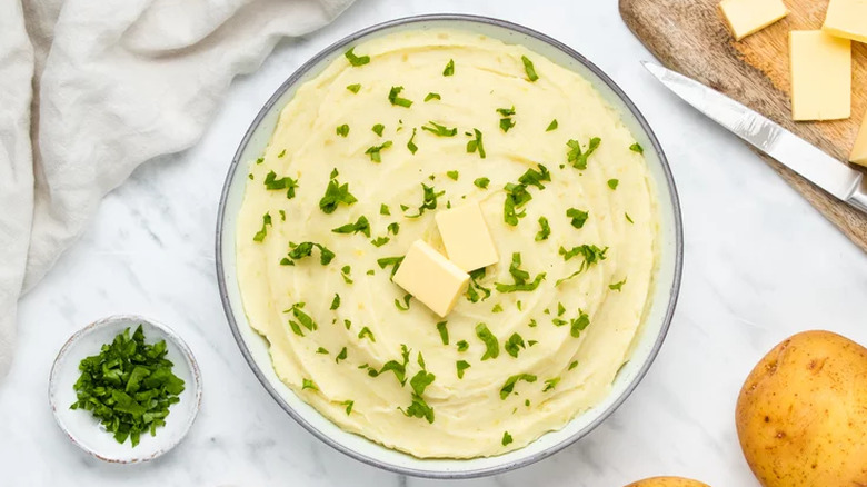 Smooth mashed potatoes with parsley