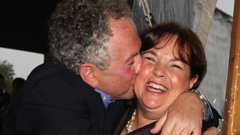 Jeffrey kissing Ina Garten's cheek