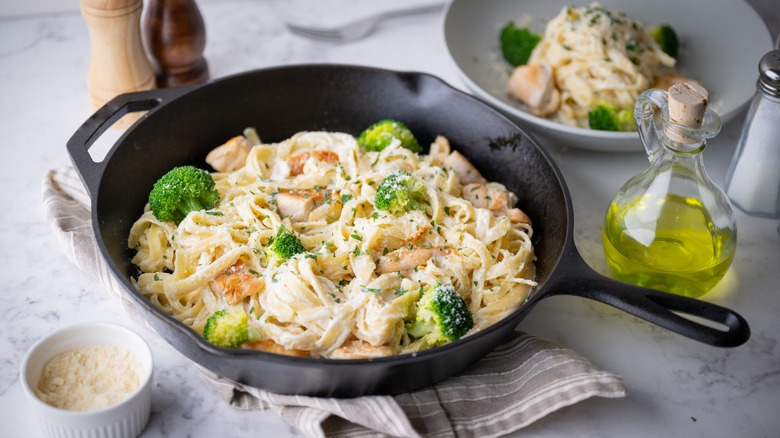 Fettucine alfredo with chicken and broccoli