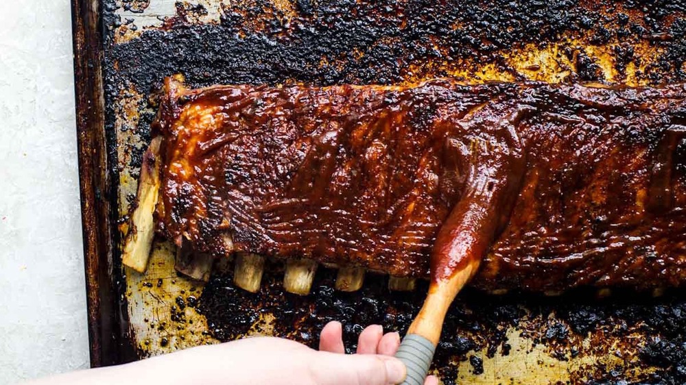 spare ribs with barbecue sauce